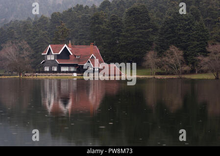 Bolu, Turquie - 24 Février 2018 : Maison du Lac en Bolu Abant lac avec un reflet. Banque D'Images