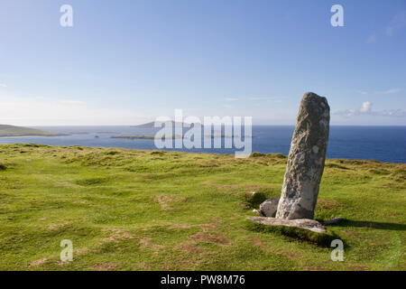 Vue rapprochée d'une ancienne en pierres ogham obélisque sur haut de Dunmore Head sur la péninsule de Dingle, dans le comté de Kerry, Irlande Banque D'Images