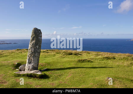 Vue rapprochée d'une ancienne en pierres ogham obélisque sur haut de Dunmore Head sur la péninsule de Dingle, dans le comté de Kerry, Irlande Banque D'Images