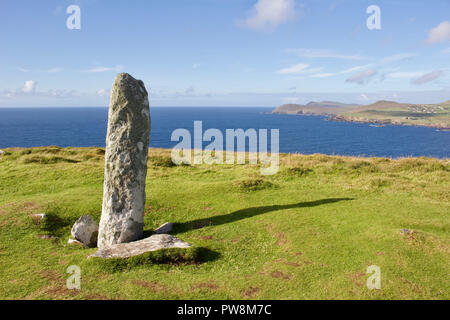 Vue rapprochée d'une ancienne en pierres ogham obélisque sur haut de Dunmore Head sur la péninsule de Dingle, dans le comté de Kerry, Irlande Banque D'Images