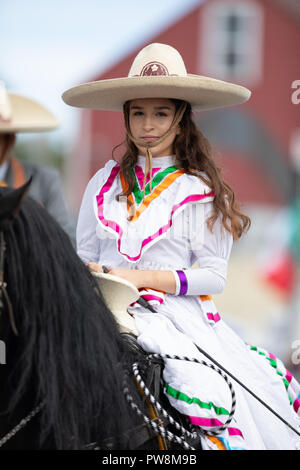 Chicago, Illinois, USA - 9 septembre 2018 La 26e Street Parade de l'indépendance mexicaine, jeune mexicaine femme portant des vêtements traditionnels équitation une hor Banque D'Images