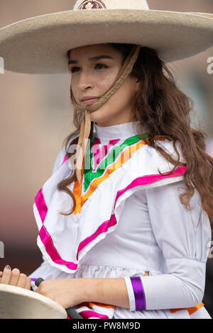 Chicago, Illinois, USA - 9 septembre 2018 La 26e Street Parade de l'indépendance mexicaine, jeune mexicaine femme portant des vêtements traditionnels équitation une hor Banque D'Images