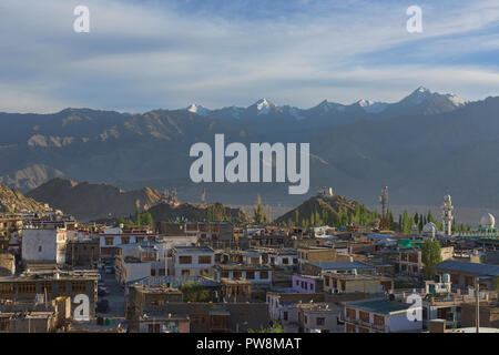 Au cours de la lumière du soleil dernier Leh, Stok Kangri et la gamme Ladakh Leh, Ladakh, Inde, Banque D'Images