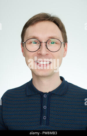 Happy smiling young caucasian man portrait isolé sur fond blanc Banque D'Images