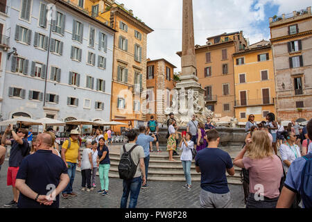 Fontana del Pantheon par le Panthéon de la Piazza della Rotonda, centre-ville de Rome, Latium, Italie Banque D'Images