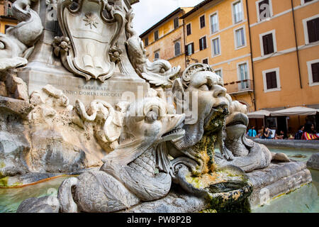 Fontana del Pantheon par le Panthéon de la Piazza della Rotonda, centre-ville de Rome, Latium, Italie Banque D'Images