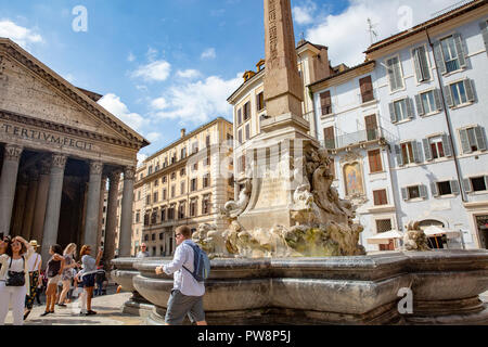 Fontana del Pantheon par le Panthéon de la Piazza della Rotonda, centre-ville de Rome, Latium, Italie Banque D'Images