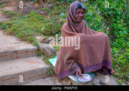 PARASHNATH, Jharkhand, INDIA- 25 JANVIER 2017 : Street portrait de femme mendiant indien qui est assis sur le côté de la rue et à demander de l'argent sur Banque D'Images