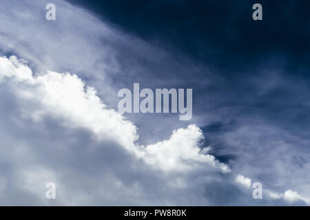 Nuages ciel dramatique et paysage avant la pluie. Une nature magnifique arrière-plan. Banque D'Images