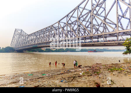 Voir l'historique de deuxième Howrah Bridge sur la rivière Hooghly Kolkata Inde Banque D'Images