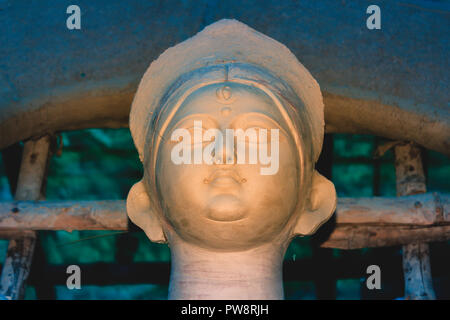 Modèle en argile à la main de 'Maa Durga Durga Devi' ou ''- femme hindoue Idol close up. Elle s'emboîte le début de ville célèbre festival Bengali de Calcutta Banque D'Images