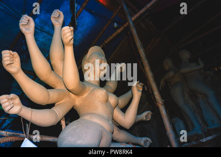Modèle en argile à la main de 'Maa Durga Durga Devi' ou ''- femme hindoue Idol close up. Elle s'emboîte le début de ville célèbre festival Bengali de Calcutta Banque D'Images