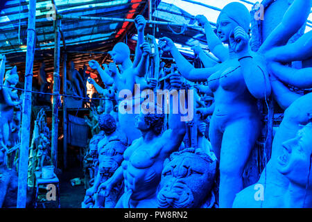 Modèle en argile à la main de 'Maa Durga Durga Devi' ou ''- femme hindoue idole. Elle s'emboîte le début de ville célèbre festival Bengali de Calcutta ou Calcutta Banque D'Images