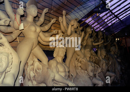 Modèle en argile à la main de 'Maa Durga Durga Devi' ou ''- femme hindoue idole. Elle s'emboîte le début de ville célèbre festival Bengali de Calcutta ou Calcutta Banque D'Images