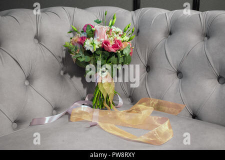 Joli mariage fleurs naturelles bouquet sur canapé décoloré noir et blanc Banque D'Images