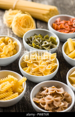 Divers types de pâtes italiennes sur la vieille table en bois. Banque D'Images