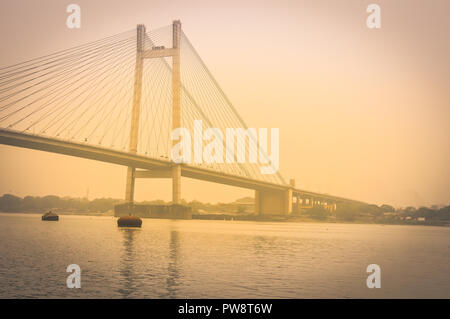 Voir l'historique de deuxième Howrah Bridge sur la rivière Hooghly Kolkata Inde Banque D'Images