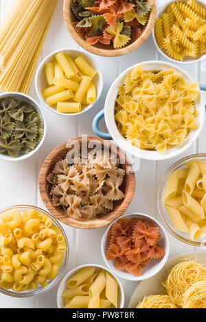 Divers types de pâtes italiennes dans un bol. Vue d'en haut. Banque D'Images