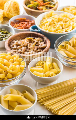 Divers types de pâtes italiennes dans un bol. Banque D'Images