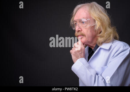 Médecin senior avec moustache portant des lunettes Banque D'Images