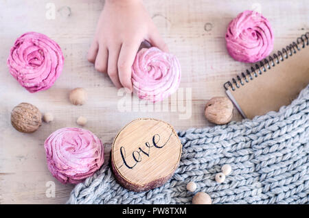 Rose guimauve maison berry. La composition avec l'inscription Love, en bois et en éléments. Banque D'Images