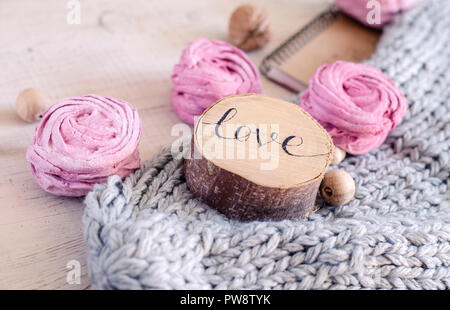Rose guimauve maison berry. La composition avec l'inscription Love, en bois et en éléments. Banque D'Images