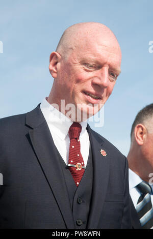 London UK. 13 octobre 2018. Matt Rack, Secrétaire général de l'incendie Brigages Union européenne s'associe les représentants de chaque brigade incendie FBU dans toute la Grande-Bretagne à mars dans Millennium Bridge à la cathédrale de Southwark après une cérémonie de dépôt de collègues tombés au National Memorial Pompiers, St Pauls à 100 ans depuis la fondation de l'Union européenne de lutte contre les incendies : Crédit amer ghazzal/Alamy Live News Banque D'Images