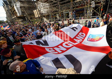 Alliance Démocratique Lads Football CDCPPS marchant vers le Parlement pour protester contre l'Angleterre avec un grand drapeau. Croix de saint Georges. West Ham United de badge Banque D'Images