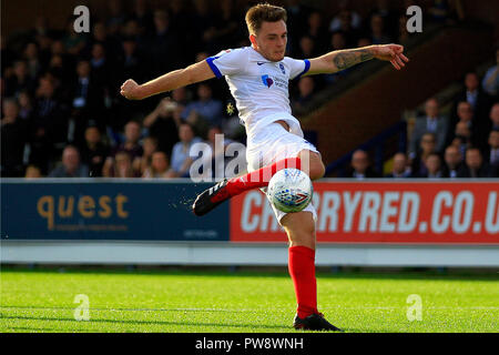 Kingston upon Thames, Royaume-Uni. 13 octobre 2018. Ben Thompson de Portsmouth prend un tir au but. L'EFL Skybet un match de football, l'AFC Wimbledon v Portsmouth au Cherry Red Records Stadium de Kingston upon Thames, Surrey le samedi 13 octobre 2018. Cette image ne peut être utilisé qu'à des fins rédactionnelles. Usage éditorial uniquement, licence requise pour un usage commercial. Aucune utilisation de pari, de jeux ou d'un seul club/ligue/dvd publications. pic par Steffan Bowen/Andrew Orchard la photographie de sport/Alamy live news Banque D'Images