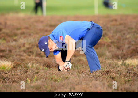 Walton Heath Golf Club, 13e Octoberr, 2018. Paul Dunne vérifie sa balle dans la célèbre Walton Heath heather le troisième jour à la Britannique SkySports Masters golf championship organisé par Justin Rose Crédit : Motofoto/Alamy Live News Banque D'Images