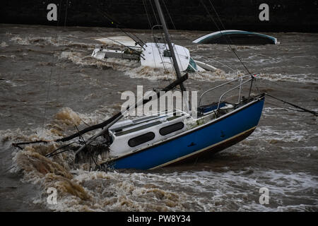 Aberaeron, UK. 13 octobre 2018. Le port d''Aberaeron Aberaeron West Wales samedi 13octobre 2018 uk WEATHER.I l s'agit de toutes les eaux d'inondation de la rive aeronr.et un certain nombre de bateaux perdus dans le port d'Aberaeron Le fleuve le plus grand péchés recodes Crédit a commencé : andrew chittock/Alamy Live News Banque D'Images