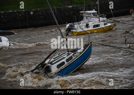 Aberaeron, UK. 13 octobre 2018. Le port d''Aberaeron Aberaeron West Wales samedi 13octobre 2018 uk WEATHER.I l s'agit de toutes les eaux d'inondation de la rive aeronr.et un certain nombre de bateaux perdus dans le port d'Aberaeron Le fleuve le plus grand péchés recodes Crédit a commencé : andrew chittock/Alamy Live News Banque D'Images