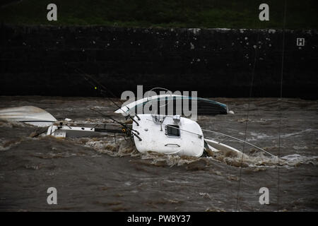 Aberaeron, UK. 13 octobre 2018. Le port d''Aberaeron Aberaeron West Wales samedi 13octobre 2018 uk WEATHER.I l s'agit de toutes les eaux d'inondation de la rive aeronr.et un certain nombre de bateaux perdus dans le port d'Aberaeron Le fleuve le plus grand péchés recodes Crédit a commencé : andrew chittock/Alamy Live News Banque D'Images