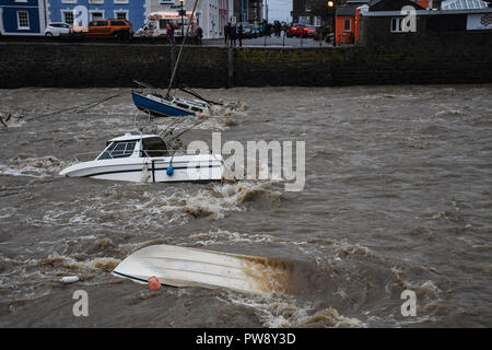Aberaeron, UK. 13 octobre 2018. Le port d''Aberaeron Aberaeron West Wales samedi 13octobre 2018 uk WEATHER.I l s'agit de toutes les eaux d'inondation de la rive aeronr.et un certain nombre de bateaux perdus dans le port d'Aberaeron Le fleuve le plus grand péchés recodes Crédit a commencé : andrew chittock/Alamy Live News Banque D'Images
