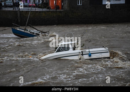 Aberaeron, UK. 13 octobre 2018. Le port d''Aberaeron Aberaeron West Wales samedi 13octobre 2018 uk WEATHER.I l s'agit de toutes les eaux d'inondation de la rive aeronr.et un certain nombre de bateaux perdus dans le port d'Aberaeron Le fleuve le plus grand péchés recodes Crédit a commencé : andrew chittock/Alamy Live News Banque D'Images