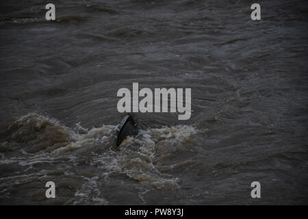 Aberaeron, UK. 13 octobre 2018. Le port d''Aberaeron Aberaeron West Wales samedi 13octobre 2018 uk WEATHER.I l s'agit de toutes les eaux d'inondation de la rive aeronr.et un certain nombre de bateaux perdus dans le port d'Aberaeron Le fleuve le plus grand péchés recodes Crédit a commencé : andrew chittock/Alamy Live News Banque D'Images