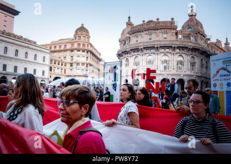 Gênes, Italie. 13 octobre, 2018. Démonstration par les citoyens de Gênes, deux mois après l'effondrement de l'pont Morandi, demandant plus d'aide et davantage d'attention de l'ensemble du monde politique et civile pour résoudre les grands problèmes de la population. Gênes, Italie. © Emanuele Dello Strologo / éveil / Alamy Live News Banque D'Images