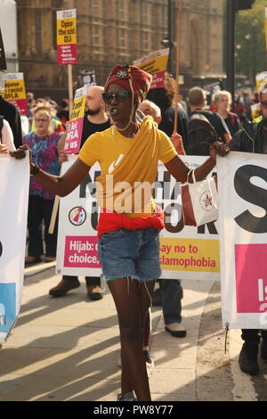 Londres, Royaume-Uni. 13 octobre, 2018. Un participant à la contre-manifestation organisée par le groupe de la campagne Stand Up au racisme qui inclus une marche et un rassemblement dans la région de Whitehall. Le but de la manifestation était d'empêcher l'extrême droite (groupe CDCPPS Football Alliance Démocratique Lads) de marche dans Whitehall et passé le Parlement. Roland Ravenhill/Alamy Live News Banque D'Images