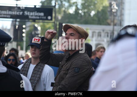 Londres, Royaume-Uni. 13 octobre, 2018. Une contre-manifestation organisée par le groupe de la campagne Stand Up au racisme, à Whitehall. Le but de la manifestation était d'empêcher l'extrême droite (groupe CDCPPS Football Alliance Démocratique Lads) de marche dans Whitehall et passé le Parlement. Certains partisans de l'CDCPPS sont retenus par la police alors qu'ils crient à l'abus de l'anti-fascistes. Roland Ravenhill/Alamy Live News Banque D'Images