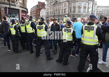 13 octobre 2018. Football Alliance Démocratique Lads mars,la police a formé une barrière entre groupes rivaux le CDCPPS et anti fascistes, Trafalgar Square, London.UK Crédit : michael melia/Alamy Live News Banque D'Images