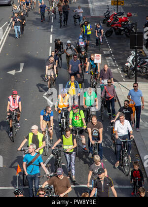 Londres, Angleterre, Royaume-Uni - Octobre 13, 2018 : Les cyclistes participent à la 'pédale sur la manifestation organisée par arrêter de tuer les cyclistes, y compris un "funérailles nationales' et 'Die In' pour appeler à davantage d'investissements dans l'infrastructure de sécurité à vélo. Crédit : Joe Dunckley/Alamy Live News Banque D'Images