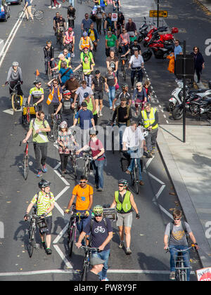 Londres, Angleterre, Royaume-Uni - Octobre 13, 2018 : Les cyclistes participent à la 'pédale sur la manifestation organisée par arrêter de tuer les cyclistes, y compris un "funérailles nationales' et 'Die In' pour appeler à davantage d'investissements dans l'infrastructure de sécurité à vélo. Crédit : Joe Dunckley/Alamy Live News Banque D'Images