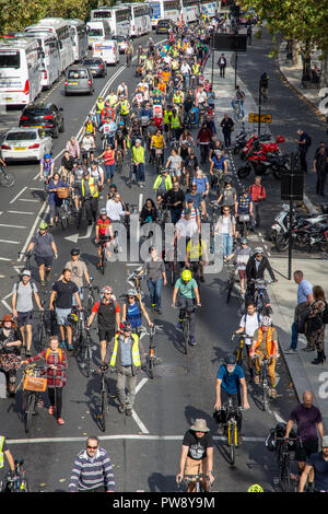 Londres, Angleterre, Royaume-Uni - Octobre 13, 2018 : Les cyclistes participent à la 'pédale sur la manifestation organisée par arrêter de tuer les cyclistes, y compris un "funérailles nationales' et 'Die In' pour appeler à davantage d'investissements dans l'infrastructure de sécurité à vélo. Crédit : Joe Dunckley/Alamy Live News Banque D'Images