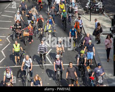 Londres, Angleterre, Royaume-Uni - Octobre 13, 2018 : Les cyclistes participent à la 'pédale sur la manifestation organisée par arrêter de tuer les cyclistes, y compris un "funérailles nationales' et 'Die In' pour appeler à davantage d'investissements dans l'infrastructure de sécurité à vélo. Crédit : Joe Dunckley/Alamy Live News Banque D'Images