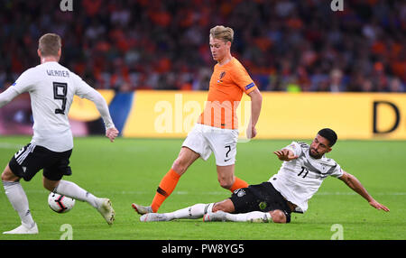 Duels, duel Emre pouvez (Allemagne) / r. et Frenkie de Jong (NL). GES / football / Ligue des Nations Unies : Pays-Bas - Allemagne, 13.10.2018 Football / Soccer : Ligue des Nations Unies : l'Allemagne contre les Pays-Bas, Amsterdam, Octobre 13, 2018 | dans le monde d'utilisation Banque D'Images