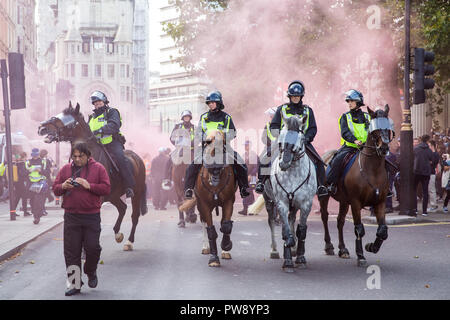 Londres, Royaume-Uni. 13 octobre, 2018. Les agents de la police montée en face de groupes anti-fasciste dont un grand nombre de femmes de l'Assemblée antifasciste féministes marchant par Londres pour protester contre une manifestation organisée par l'extrême-droite (Alliance Démocratique Lads Football CDCPPS). Groupes antiracistes a également tenu une démonstration d'Unité pour coïncider avec l'CDCPPS démonstration. Credit : Mark Kerrison/Alamy Live News Banque D'Images