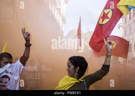 Rome, Italie. 13 Oct, 2018. 13 octobre, 2018 - Il a commencé à 15 h 00 de la place Piazza Vittorio et terminés à la Piazza della Madonna di Loreto la procession appelée par les mouvements pour le droit au logement. Sur la place également des associations et partis.Le Parti démocrate a également rejoint la manifestation : ''Le Parti démocratique de Rome - a expliqué Yuri Trombetti, responsable de la politique du logement dans la capitale - dem continue sa lutte pour traiter avec les syndicats pour les associations pour les comités hier dans la première municipalité a été approuvé deux motions, l'un préparé initialement Banque D'Images