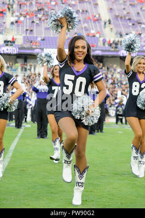 Waco, Texas, USA. 11Th Oct, 2018. TCU Horned Frogs showgirls performer avant de la NCAA Football match entre le Texas Tech Red Raiders Cyclones et le TCU Horned Frogs à Amon G. Carter à Waco, Texas. Matthew Lynch/CSM/Alamy Live News Banque D'Images