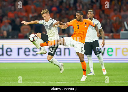 Amsterdam, Pays-Bas. 13 octobre 2018Netherlands-Germany , Football, Amsterdam, le 13 octobre 2018, Joshua KIMMICH DFB 18 concurrence pour la balle, s'attaquer, duel, un en-tête contre Georginio WIJNALDUM, NL 8 Pays-Bas - Allemagne Football Ligue des Nations Unies, de la saison 2018/2019, Amsterdam, Pays-Bas, le 13 octobre, 2018. © Peter Schatz / Alamy Live News Crédit : Peter Schatz/Alamy Live News Banque D'Images