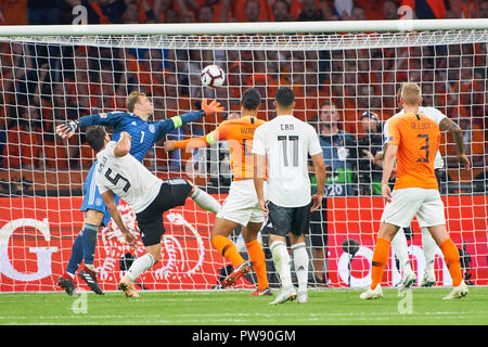 Amsterdam, Pays-Bas. 13 octobre 2018Netherlands-Germany , Football, Amsterdam, le 13 octobre 2018, Virgil VAN DIJK, NL 4 shoot but pour 1-0 Manuel NEUER, DFB 1 gardien de but, Pays-Bas - Allemagne Football Ligue des Nations Unies, de la saison 2018/2019, Amsterdam, Pays-Bas, le 13 octobre 2018. © Peter Schatz / Alamy Live News Crédit : Peter Schatz/Alamy Live News Banque D'Images